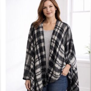 Plaid black and white ladies soft cape